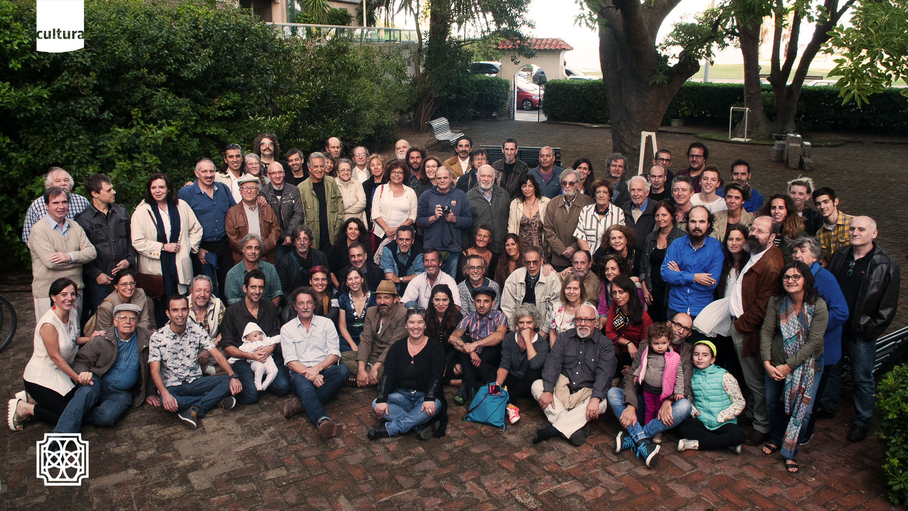 Artistas que participaron en la muestra, juntos en el patio del Museo